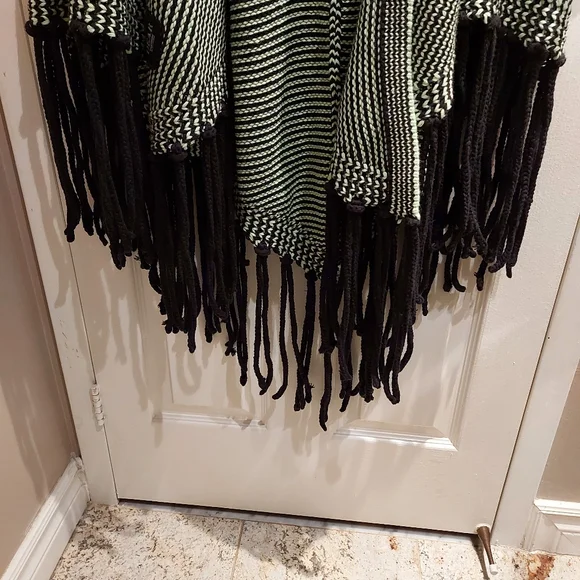 Dear Cashmere | Poncho - Picture 6 of 14